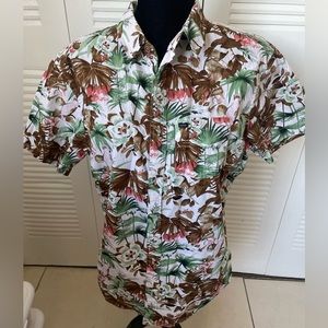 Globe men’s shirt 5 for $25 🤍💚